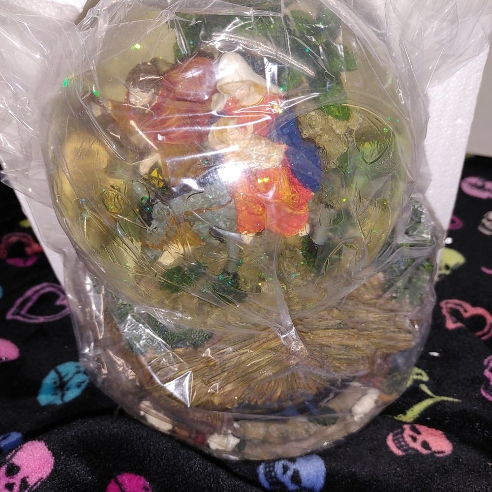 Nativity Scene Snow globe - Picture 2 of 4